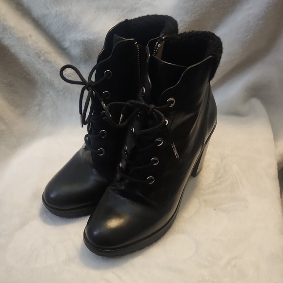 EUC Michael Michael Kors Black Lace-Up Ankle Boots Size 8 - Picture 1 of 13
